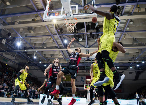 一名年轻选 一名年轻选